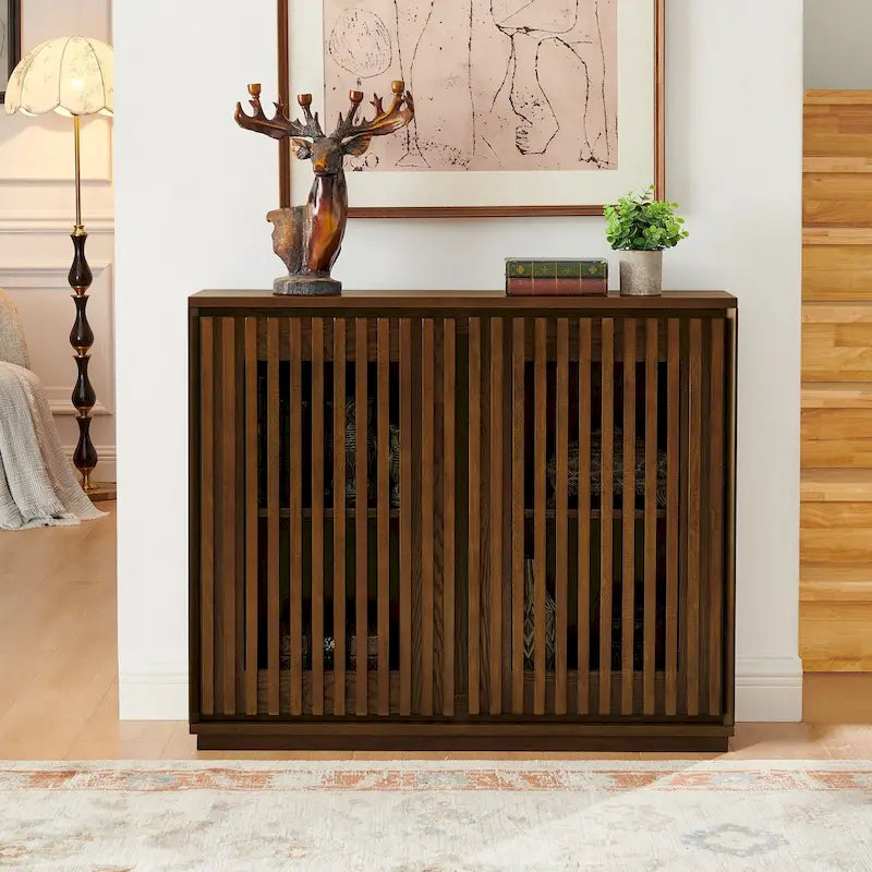 Vintage dressoirkast met gegroefde panelen, openingen voor stopcontacten en deuren met latten van massief hout