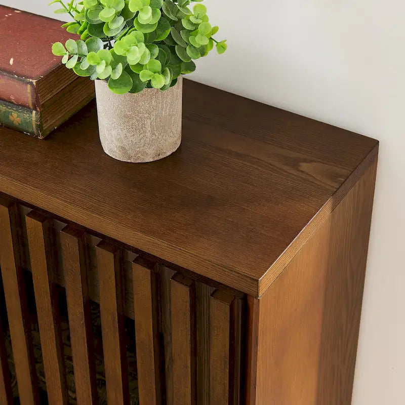 Vintage dressoirkast met gegroefde panelen, openingen voor stopcontacten en deuren met latten van massief hout