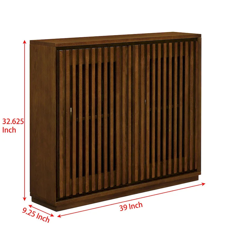 Vintage dressoirkast met gegroefde panelen, openingen voor stopcontacten en deuren met latten van massief hout