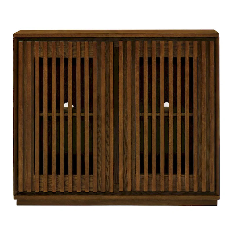 Vintage dressoirkast met gegroefde panelen, openingen voor stopcontacten en deuren met latten van massief hout