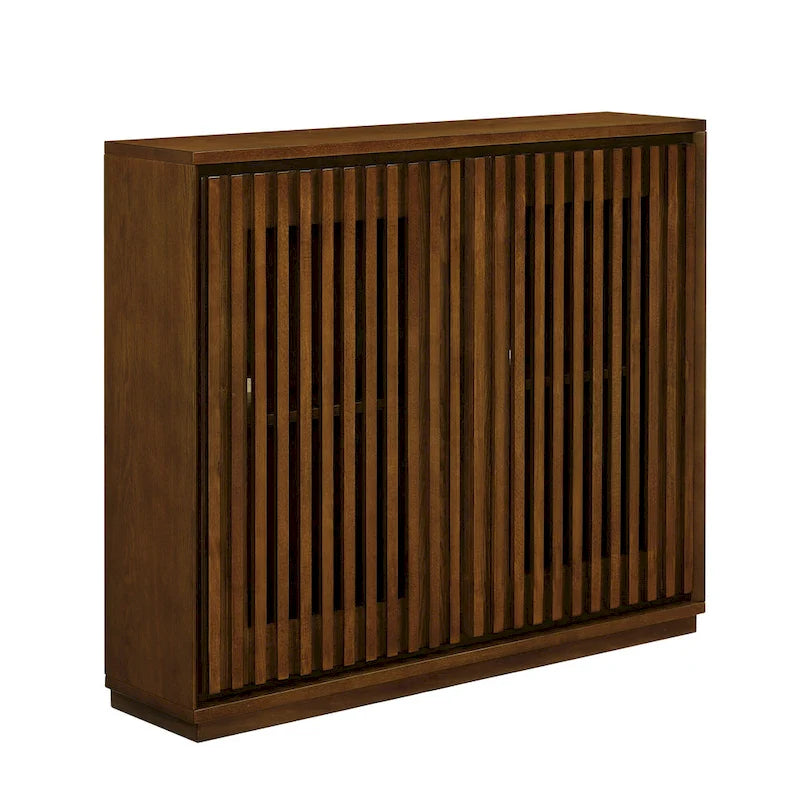 Vintage dressoirkast met gegroefde panelen, openingen voor stopcontacten en deuren met latten van massief hout