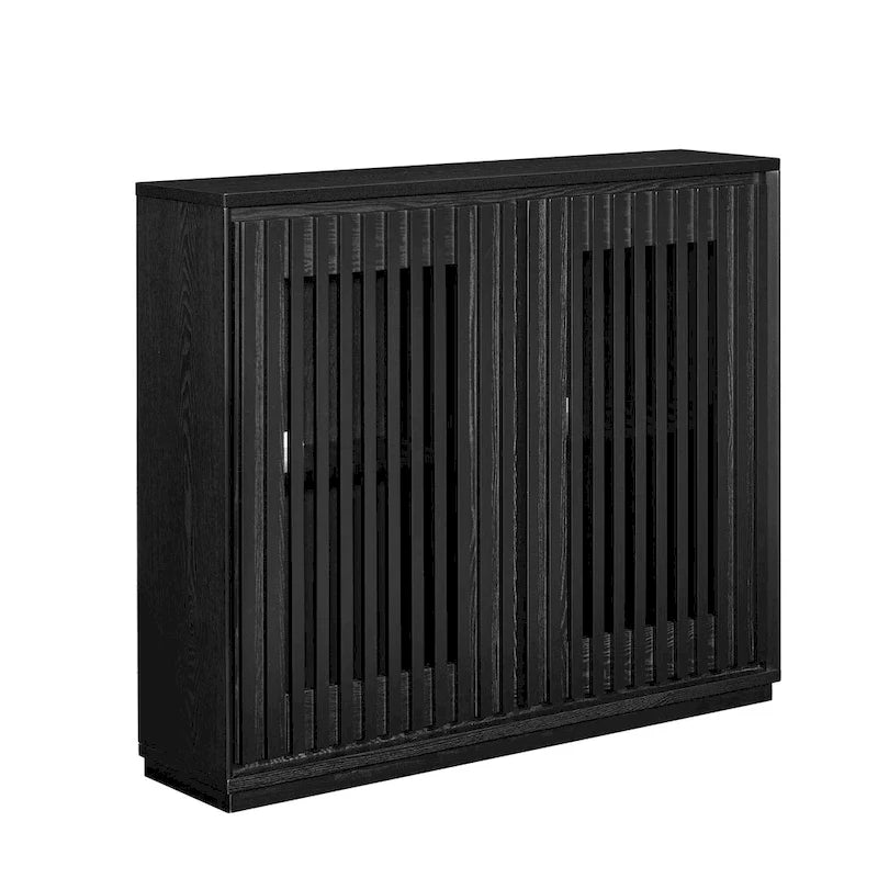 Vintage dressoirkast met gegroefde panelen, openingen voor stopcontacten en deuren met latten van massief hout