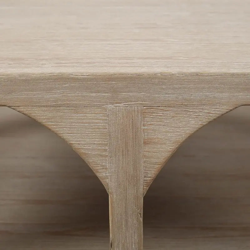 Couchtisch aus Altholz mit handgeschnitzten Details und verwitterter Oberfläche