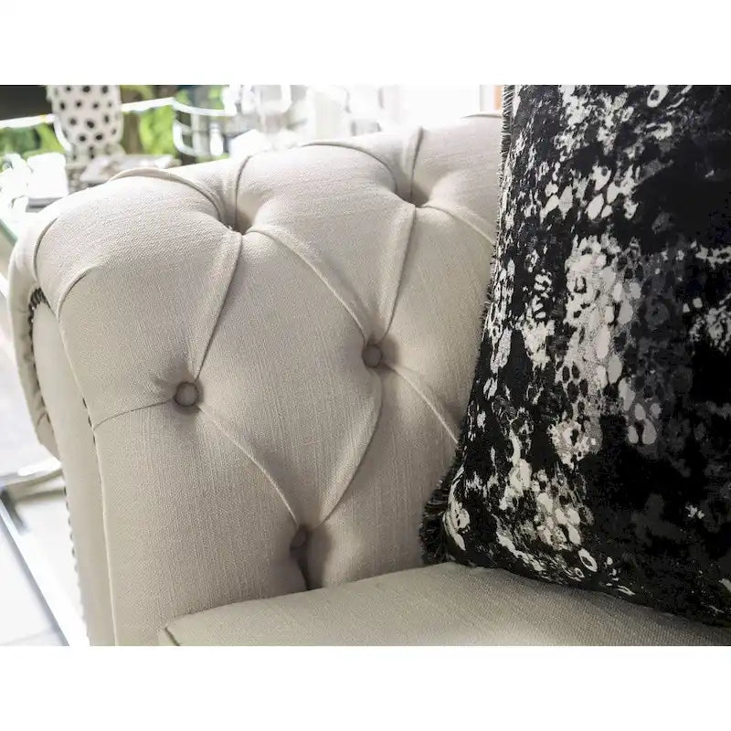 Canapé glamour à dossier camelback avec mousse à mémoire de forme, capitonnage à boutons et garniture cloutée